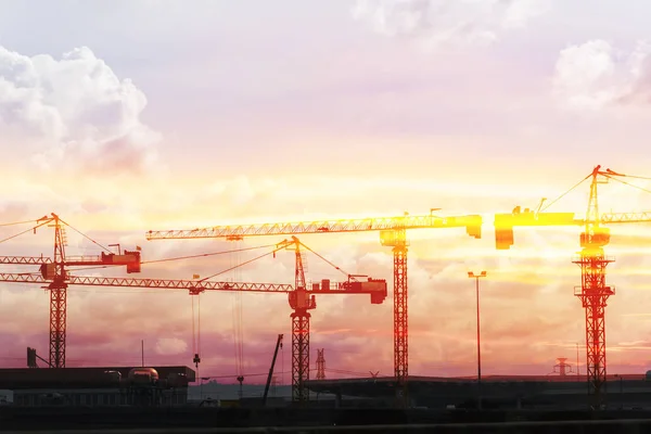 A cena abstrata de guindaste de construção de silhueta — Fotografia de Stock