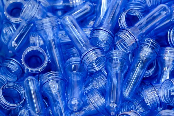 La materia prima para el proceso de soplado de botellas de plástico — Foto de Stock