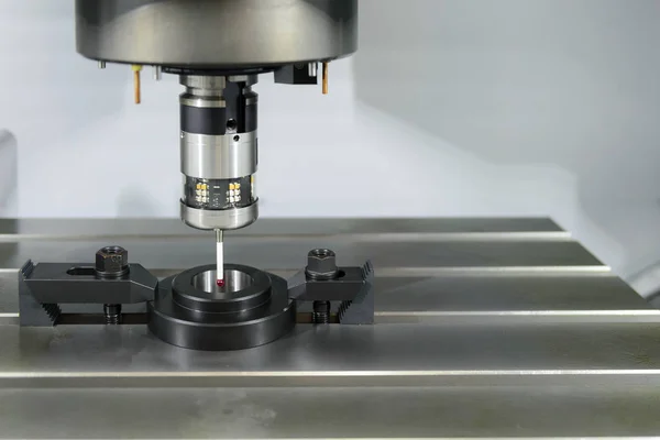 A sonda de medição anexar na máquina do CNC — Fotografia de Stock