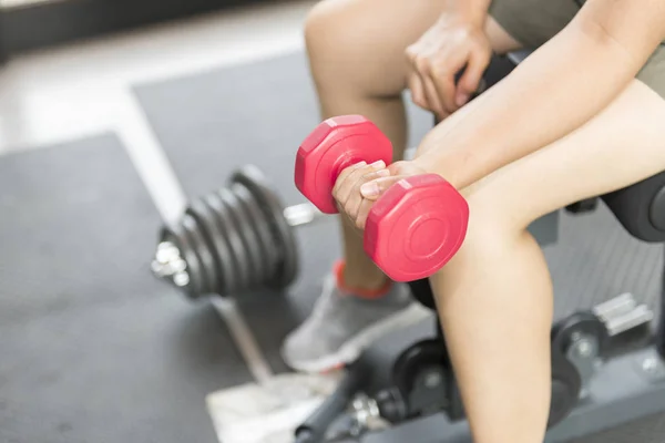 Mulheres levantar o haltere para o exercício . — Fotografia de Stock