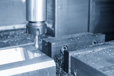 Cnc freze tezgahı üzerinde merkezi matkap aracı 