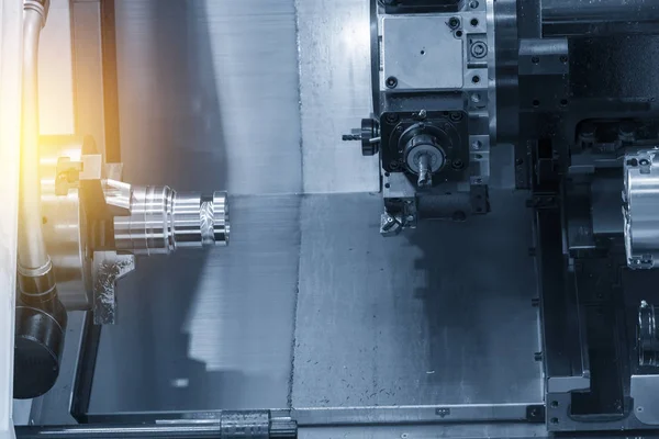 Nahaufnahme der CNC-Drehmaschine, die Rohmaterial Stahlstange spannt . — Stockfoto