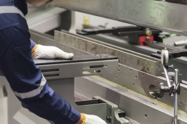 Teknisyen hidrolik bükme makinesi kullanıyor.. 