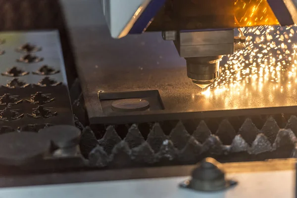 A máquina de corte a laser a plasma cortando a chapa metálica — Fotografia de Stock