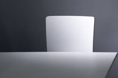 Beyaz sandalye ve masa ile gri odasında . 