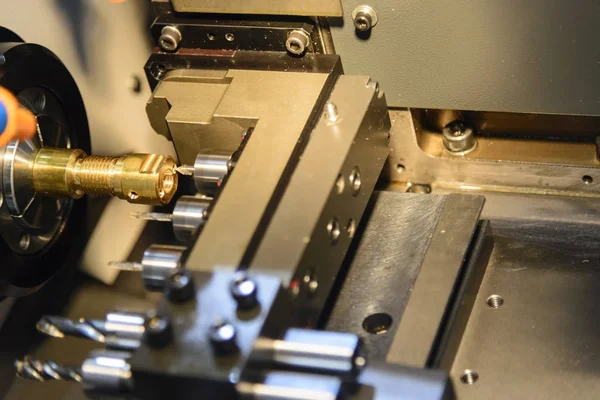 Die kleine CNC-Drehmaschine Multifunktion für hochpräzise Fertigung — Stockfoto