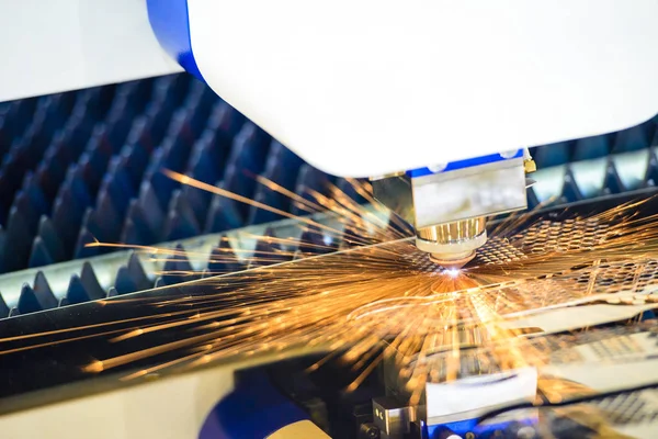 Fiber laser skärning maskinens styrenhet av CNC-programmet. — Stockfoto