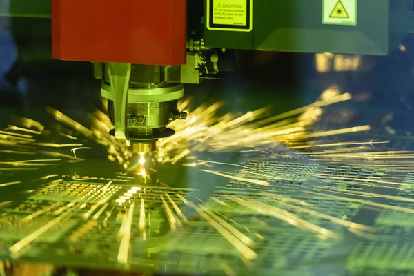 Fiber lazer kesim makine denetleyicisi Cnc program tarafından. — Stok fotoğraf