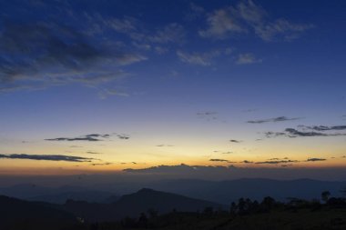 Dağları yerinden alacakaranlık gökyüzü.