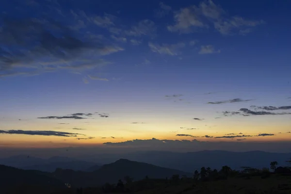 Twilight himlen från bergen scenen. — Stockfoto