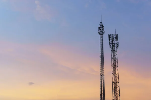 La torre de telecomunicaciones en con el cielo crepuscular . — Foto de Stock