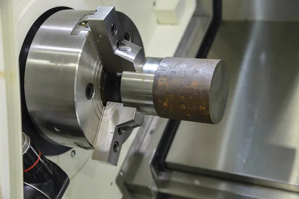 The  CNC lathe machine cutting the steel rod . — Stock Photo, Image