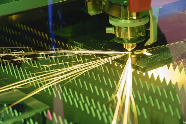 O controlador de máquina de corte a laser de fibra pelo programa CNC . — Fotografia de Stock