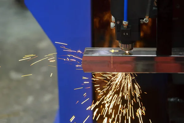 The laser cutting machine cutting the stainless square tube