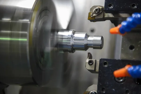 Máquina de torno CNC (máquina de torneado) que corta el tornillo de metal — Foto de Stock