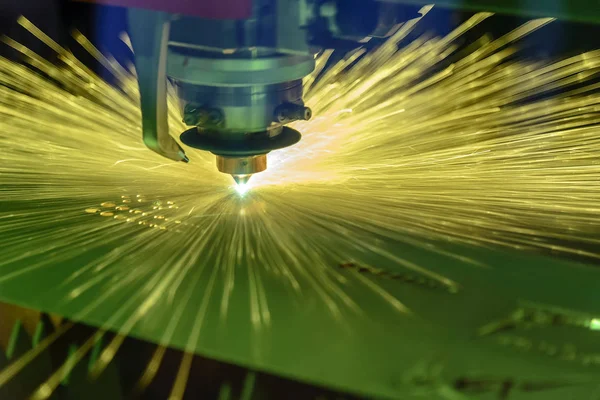 Steuerung der Faserlaserschneidmaschine durch cnc-Programm. — Stockfoto