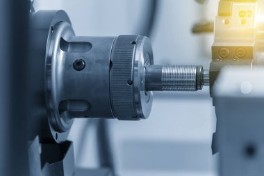 Borunun ucuna iplik kesme Cnc Torna Makinesi.