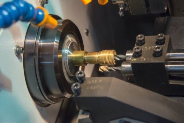 Çelik parçası ile silindirik taşlama tezgahı .