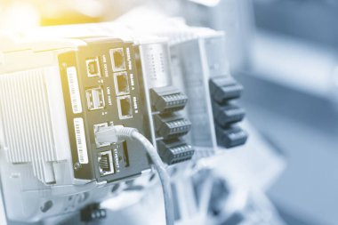 Hafif mavi sahne denetim panosundaki arazi kabloyu