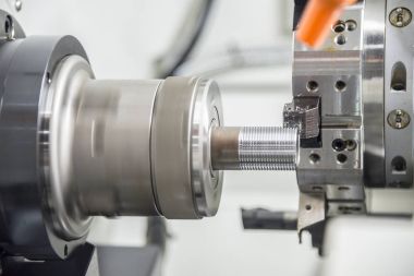 Borunun ucuna iplik kesme Cnc Torna Makinesi.