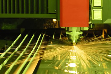 Fiber lazer kesim makine denetleyicisi Cnc program tarafından.