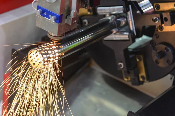 Машина лазерной резки волокна резки стальных труб — стоковое фото