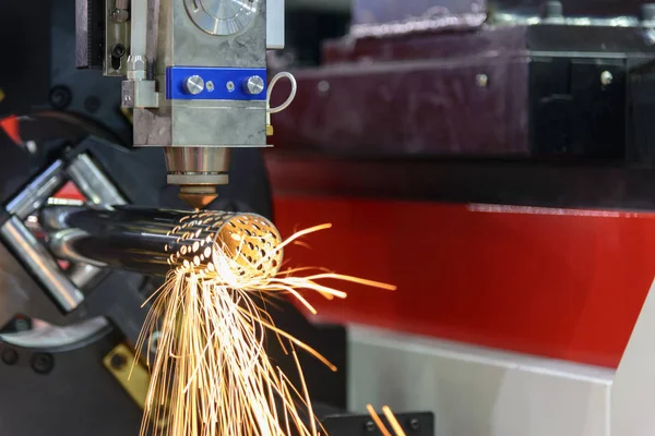 La tagliatrice laser della fibra taglia il tubo d'acciaio — Foto Stock