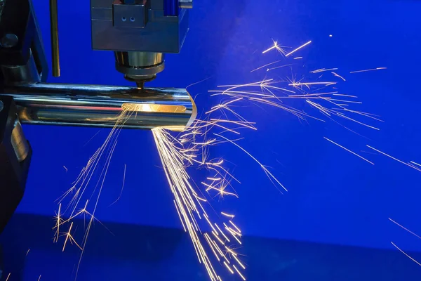 La máquina de corte por láser de fibra que corta la tubería de acero — Foto de Stock