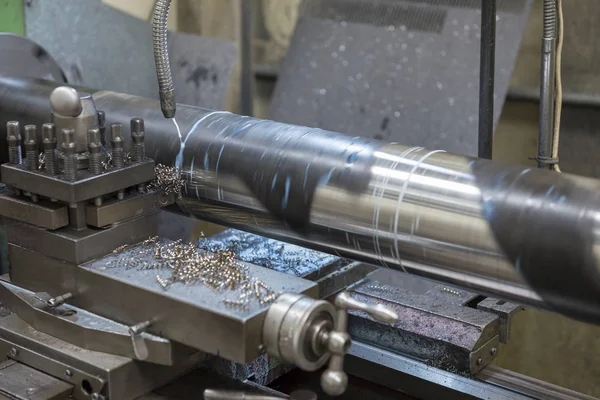 The  lathe machine cutting the steel rod — Stock Photo, Image