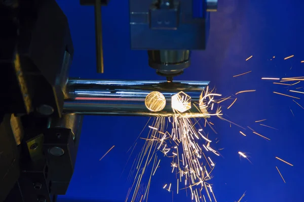 La machine de découpe laser à fibre coupant le tuyau d'acier — Photo