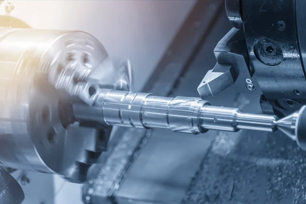 La máquina de torno CNC que corta el eje de latón por herramienta de torno . — Foto de Stock