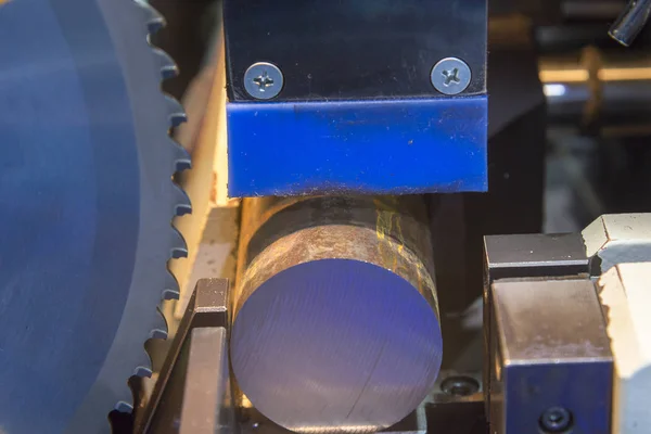 La máquina de sierra de cinta cortando la varilla de metal . —  Fotos de Stock
