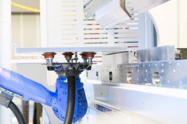 Metal sac şekillendirme işlemi içinde teslim için robot .