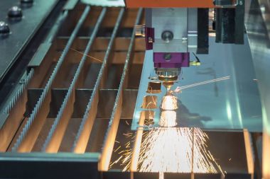 Kıvılcım ile sac plaka kesme fiber lazer 