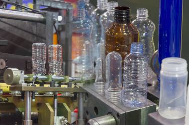 Plastik şişe üretim süreci soyut sahne.