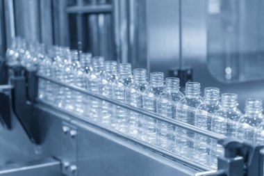 Konveyör plastik şişede 