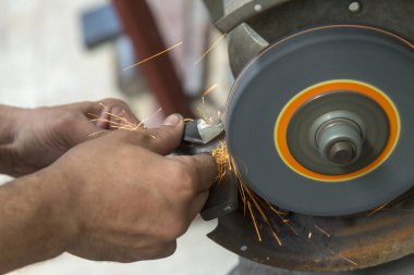 Matkap aracı regrinding makine operatörünün 