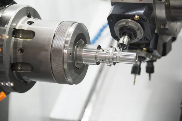 La máquina de torno CNC fresado del eje de acero — Foto de Stock