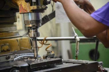 Delik yapmak matkap alet