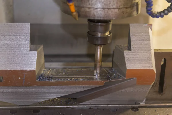 A fresadora CNC cortando a peça do molde . — Fotografia de Stock