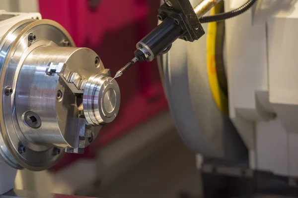 La machine de tour CNC coupant la partie métallique — Photo