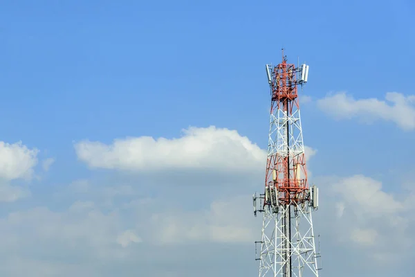 La torre de telecomunicaciones — Foto de Stock