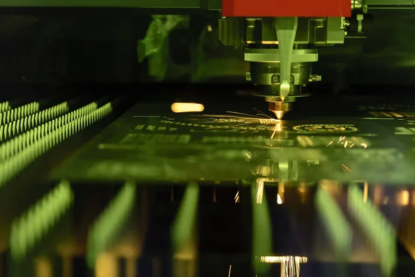 Close-up da máquina de corte a laser CNC — Fotografia de Stock