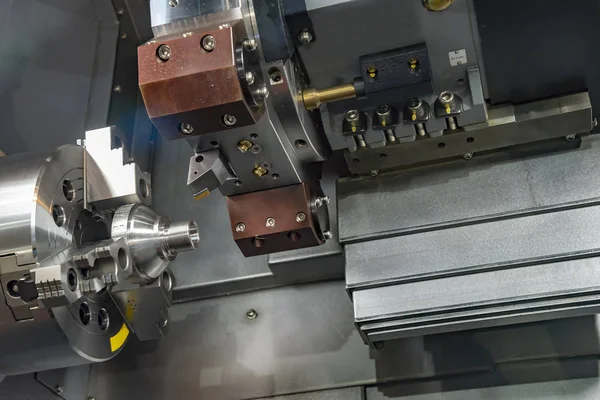 The CNC turning or lathe machine cutting the thread — Stock Photo, Image