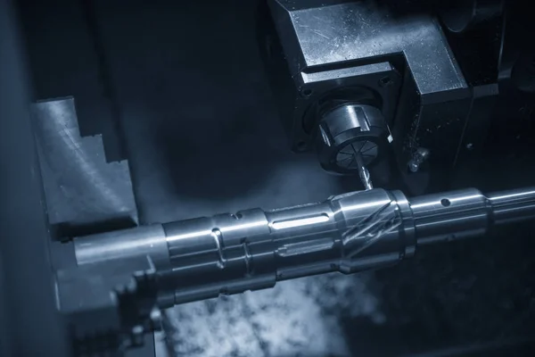 Die CNC-Dreh- oder Drehmaschine, die Nutschlitz schneidet — Stockfoto