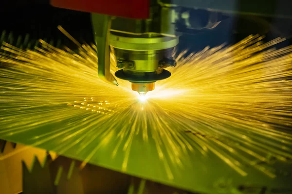 Máquina de corte por láser CNC que corta la placa metálica — Foto de Stock