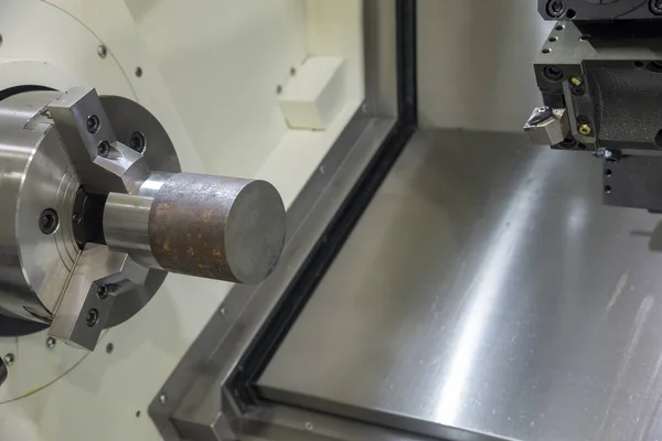 Die CNC-Drehmaschine, die das Rohmaterial aufspannt — Stockfoto