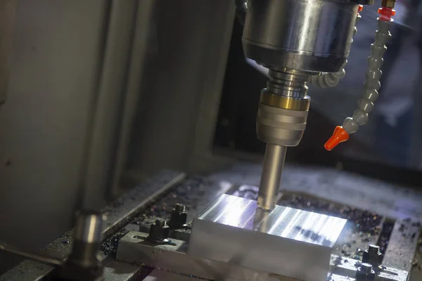 Die CNC-Fräsmaschine zum Schneiden der Metallspritzgussform — Stockfoto