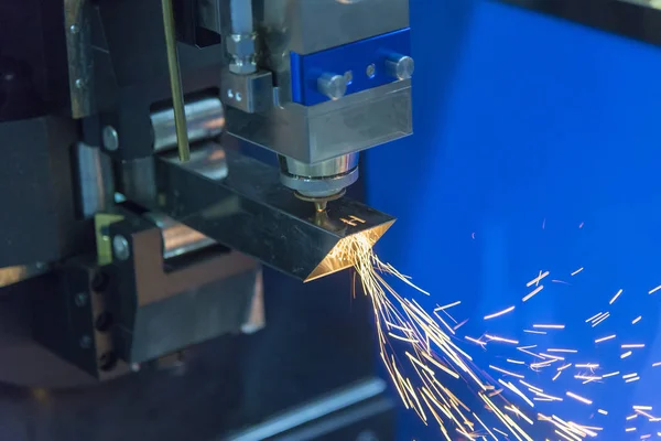 La máquina de corte por láser de fibra CNC cortó el tubo inoxidable —  Fotos de Stock