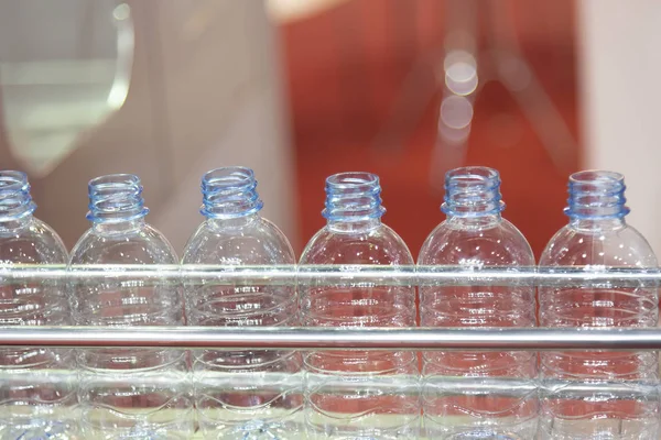 Las nuevas botellas de plástico en la cinta transportadora — Foto de Stock